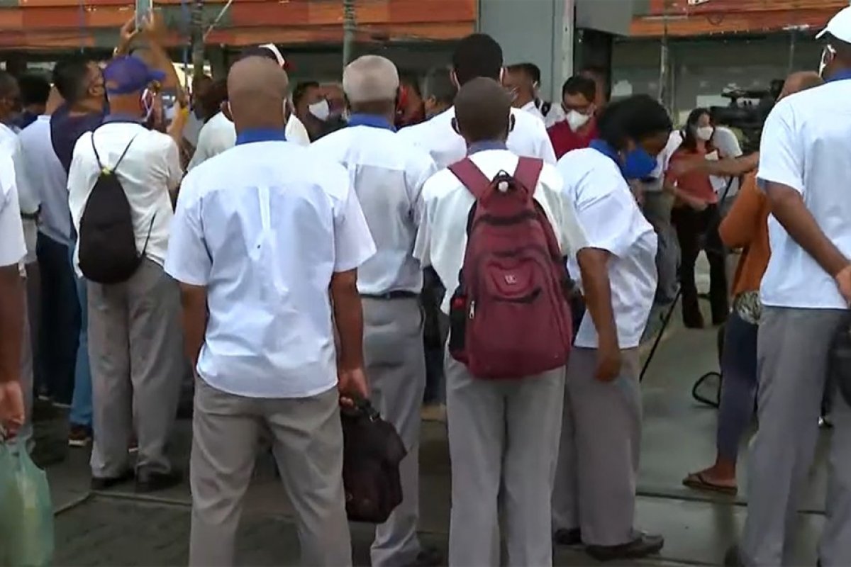 Rodoviários da CSN protestam e paralisam atividades em Salvador; ônibus de outras empresas funcionam normalmente