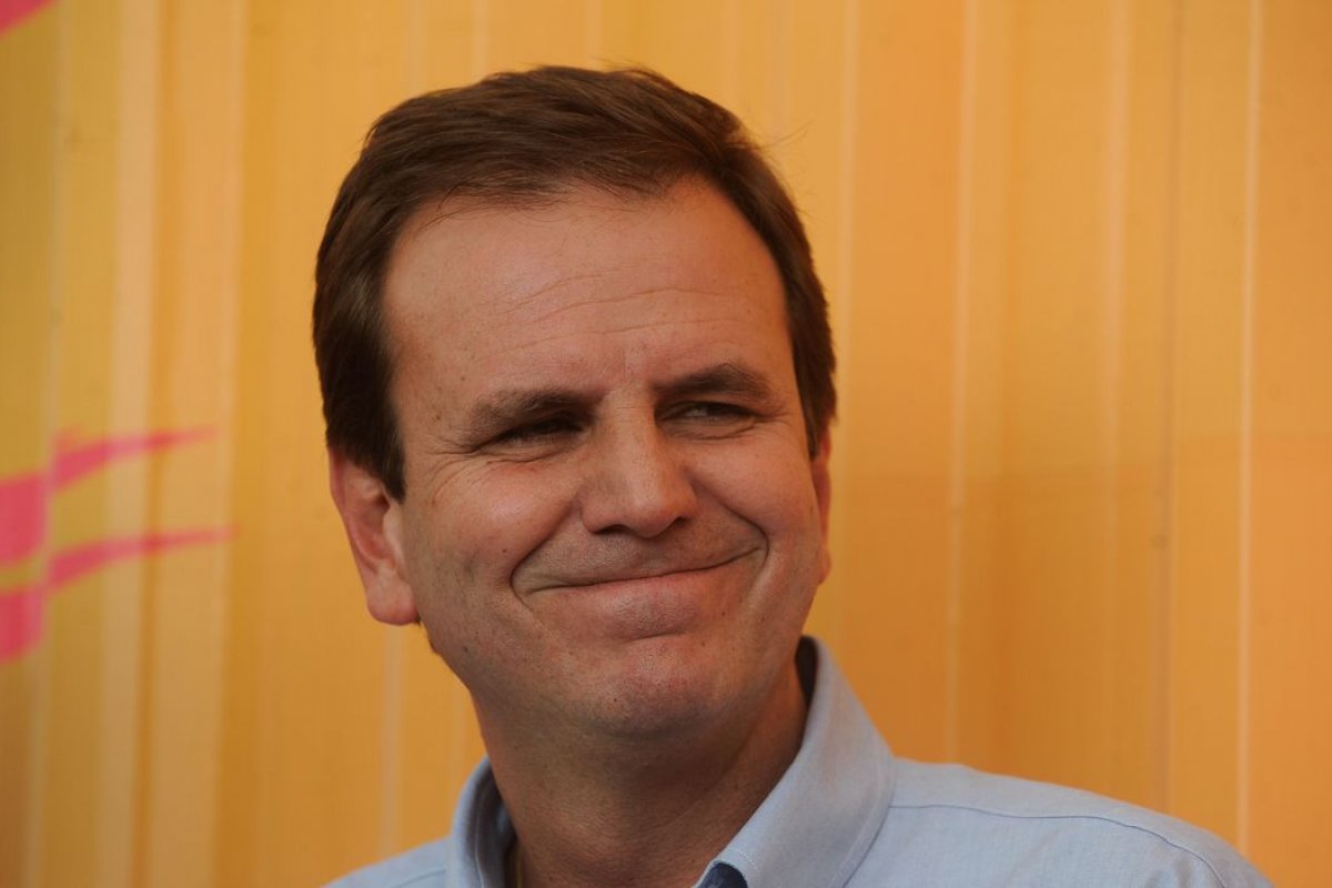 'Errei e me desculpo', diz Eduardo Paes após episódio de aglomeração em roda de samba no Rio