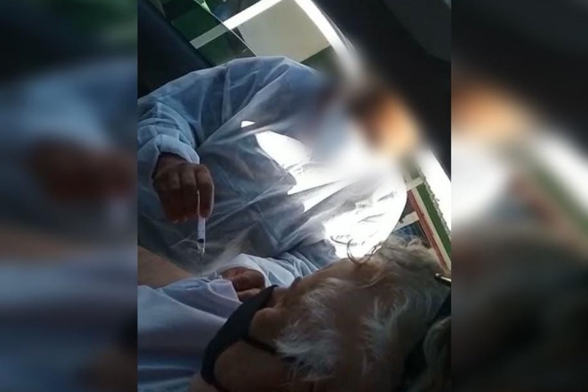 Vídeo: Seringa usada por profissional investigada por não aplicar vacina contra Covid é achada com líquido no lixo