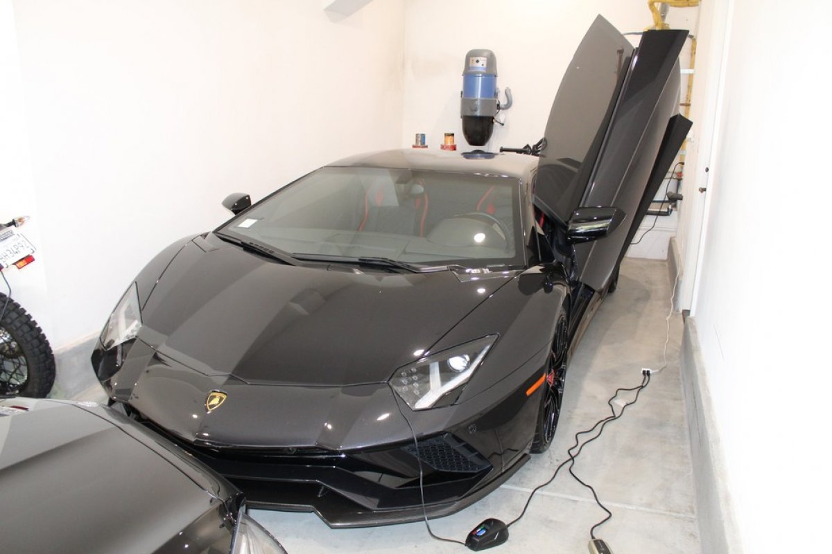 Homem que usou verba de auxílio a empresas na pandemia para comprar carros de luxo é preso nos EUA 