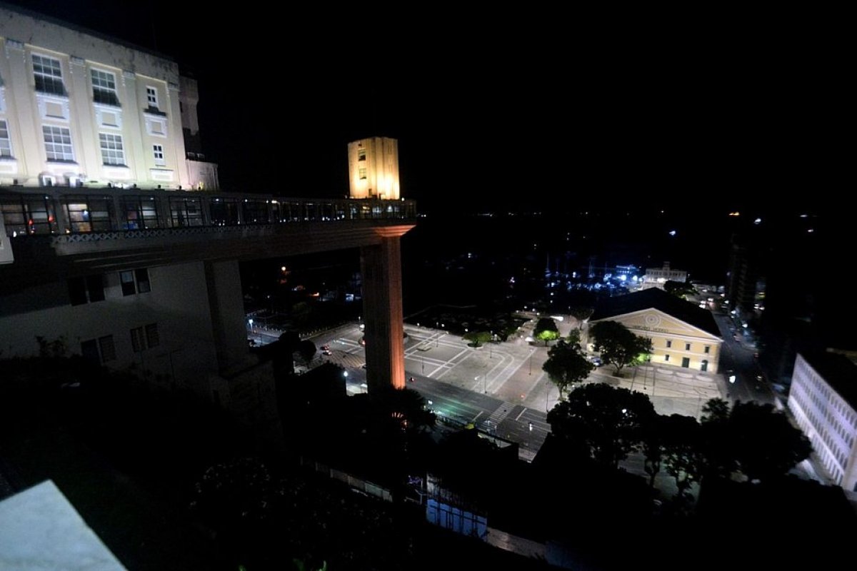 Elevador Lacerda ganha iluminação especial para o Maio Amarelo