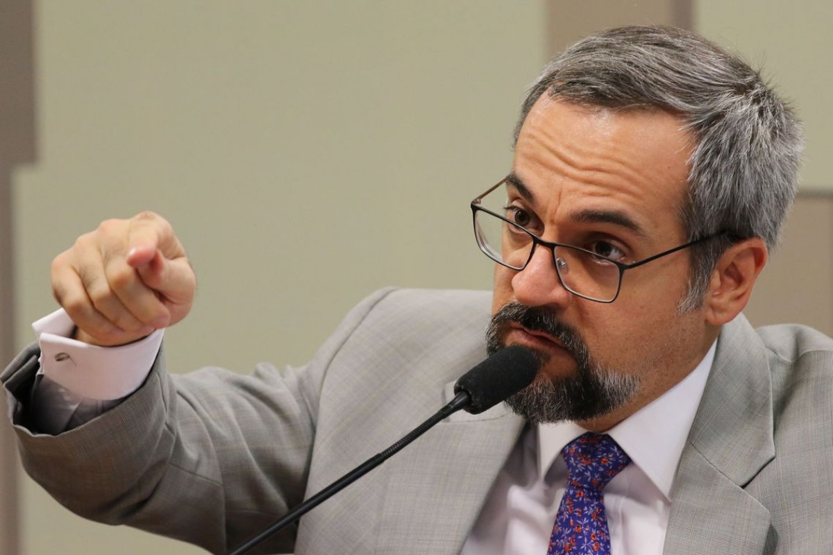 Weintraub sobre Revalida: "Quem tem que pagar o exame é quem faz"