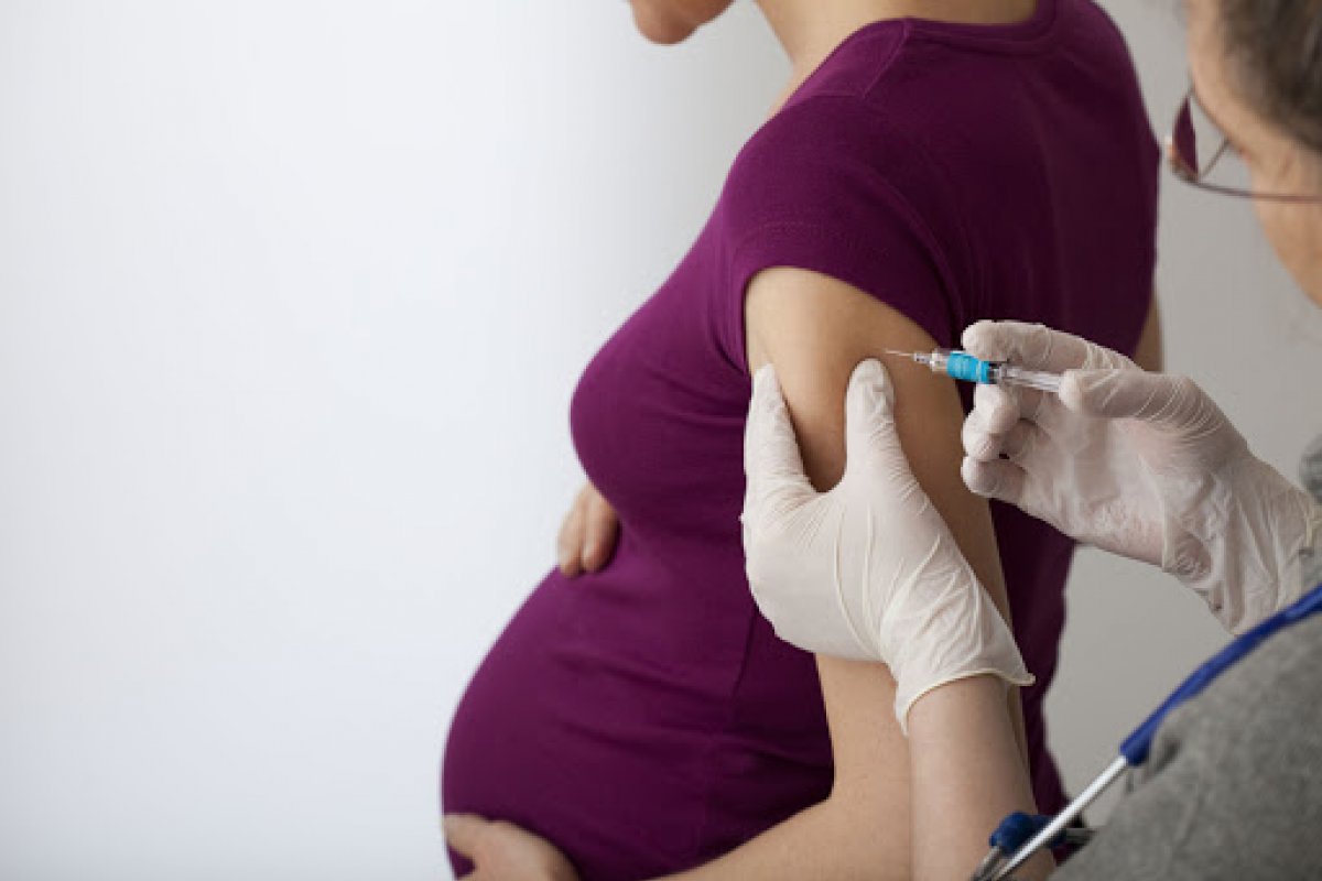 Anvisa orienta suspensão de vacina de Oxford para grávidas