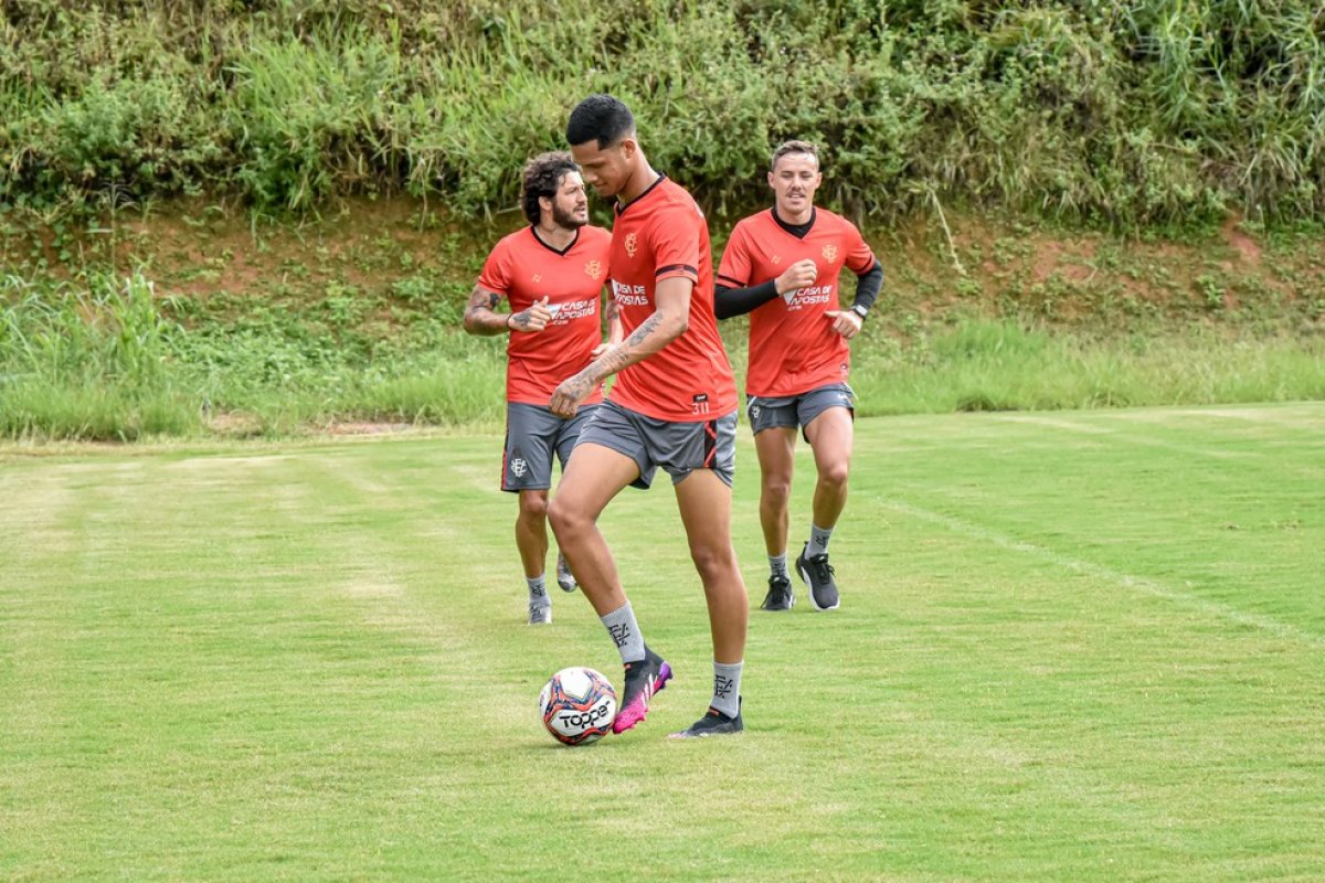Novo no Vitória, Samuel Granada afirma que vê juventude do elenco como ponto positivo
