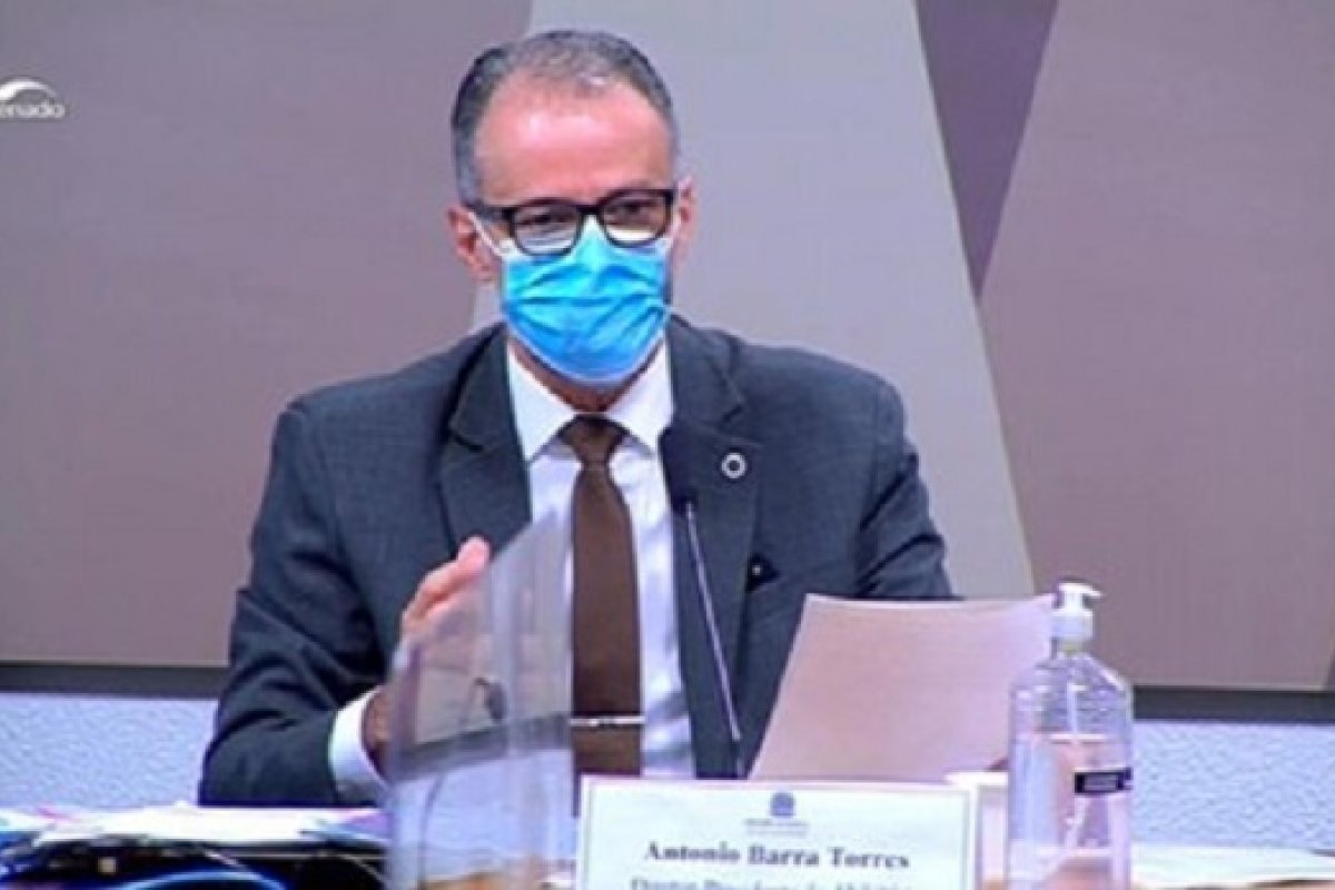 Em CPI, Barra Torres pede que população brasileira não tenha "pensamento negativo" sobre 'Sputnik V'