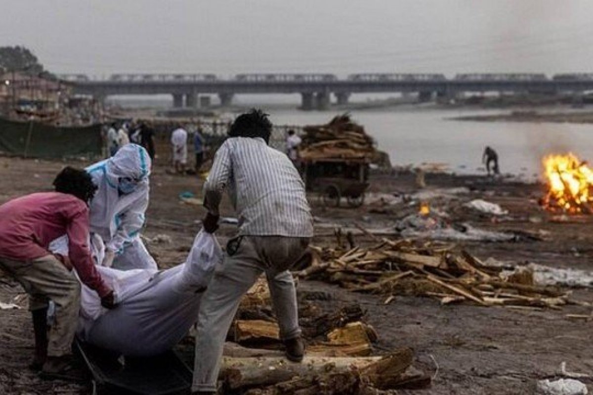 Índia instala rede ao longo do rio Ganges para recolher corpos 
