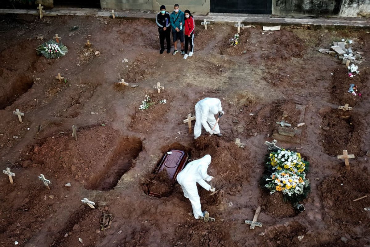 Brasil atinge marca de 430 mil mortes pela Covid-19