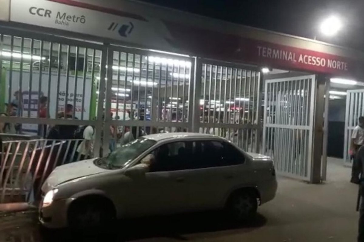 Motorista por aplicativo atropela pessoas após ser baleado em tentativa de assalto na Rótula do Abacaxi, em Salvador