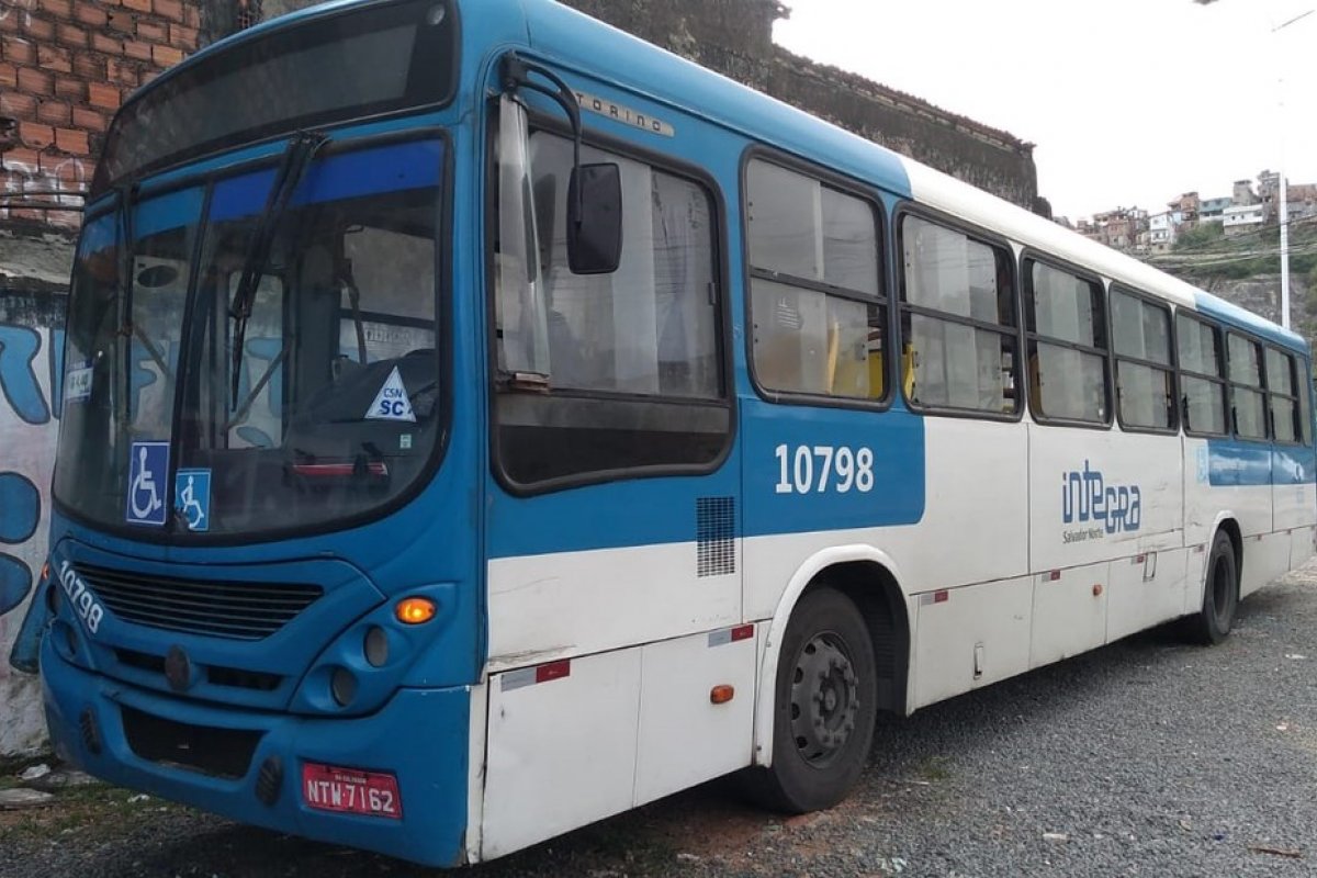 Dupla armada assalta ônibus em Salvador nesta sexta-feira (14)