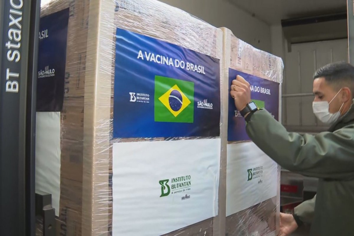 Butantan entrega 1,1 milhão de doses da CoronaVac ao Ministério da Saúde e paralisa produção da vacina por falta de matéria-prima 