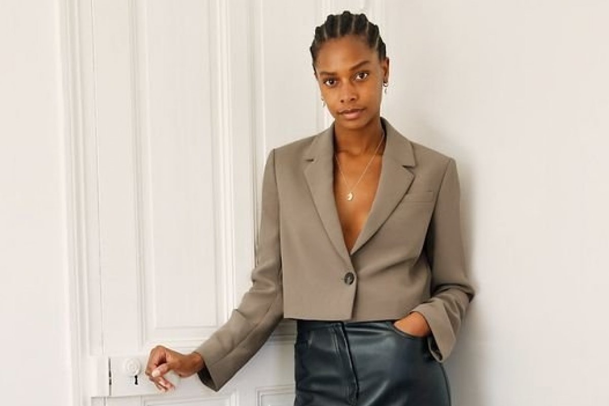 Blazer cropped é perfeito para o clima brasileiro 
