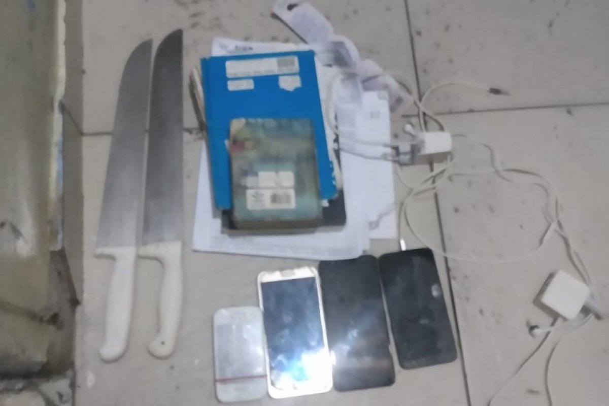 Facas e celulares são encontrados na penitenciária da Mata Escura 