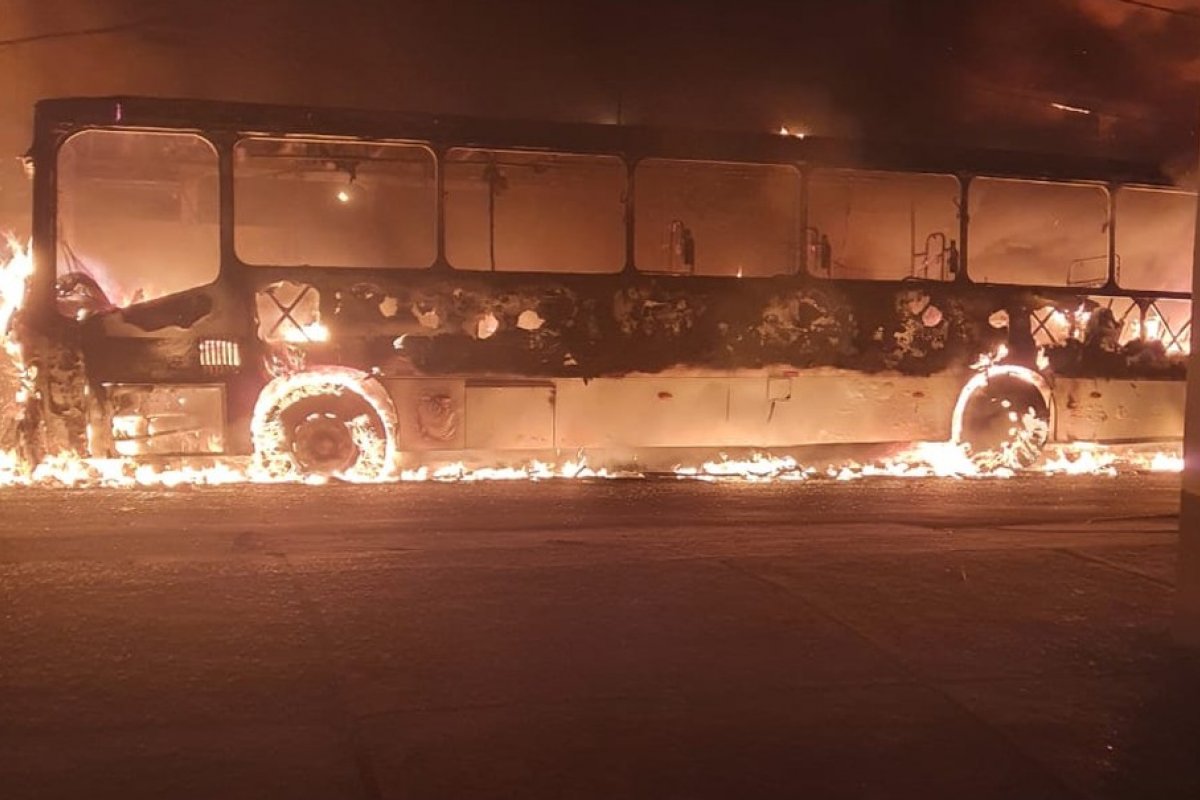 Ônibus é destruído após pegar fogo no bairro de Itapuã, em Salvador