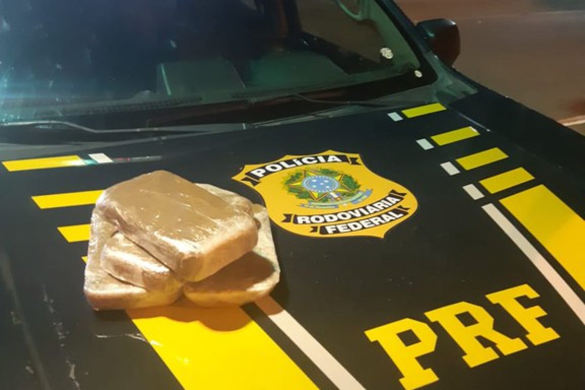 PRF apreende pasta base de cocaína escondida dentro de bagagem na Chapada Diamantina
