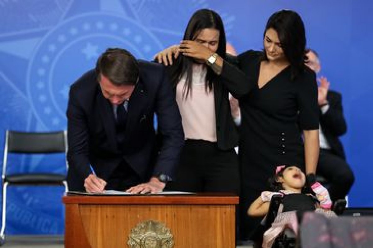 Bolsonaro assina MP que concede pensão vitalícia para crianças anencéfalas vítimas da zika