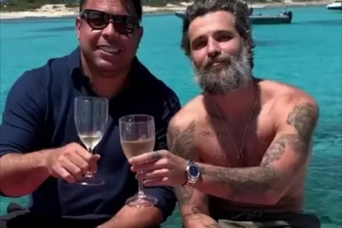 De barba, Bruno Gagliasso curte passeio de barco na Espanha com Ronaldo