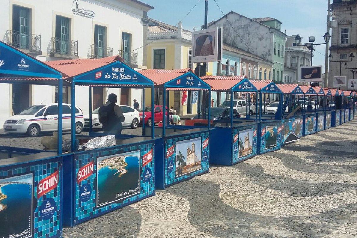 Após mais de 1 ano proibidos de trabalhar, barraqueiros do Pelourinho protestam na Prefeitura 