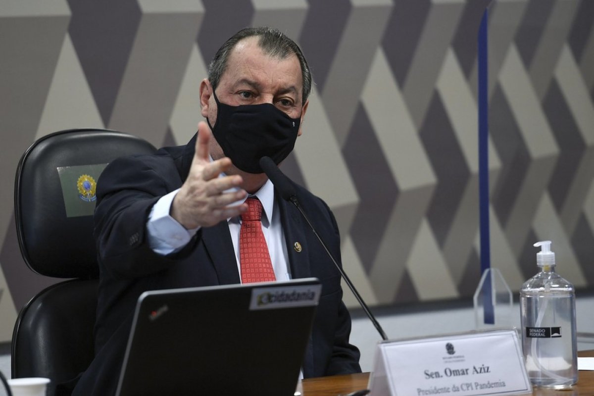 Omar Aziz telefona para comandante do Exército um dia antes do depoimento de Pazuello, diz colunista