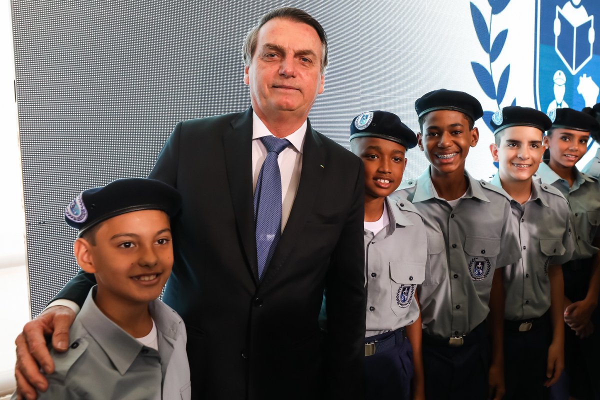 Governo Federal lança programa para escolas cívico-militares