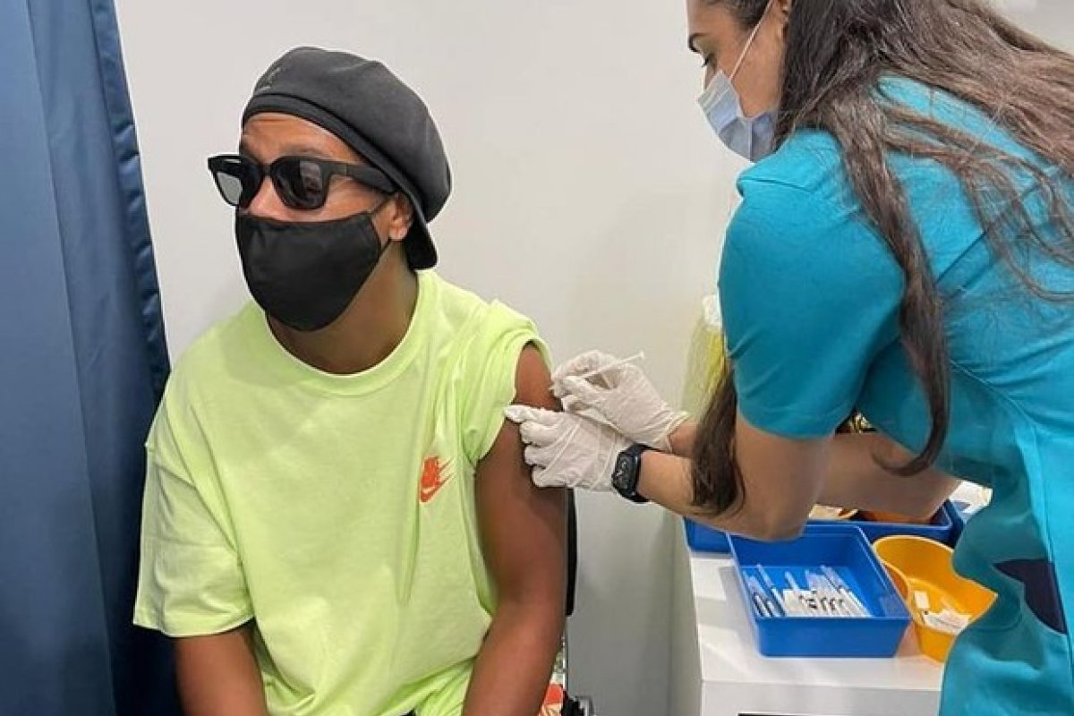 Ronaldinho Gaúcho é vacinado contra Covid-19 em Dubai
