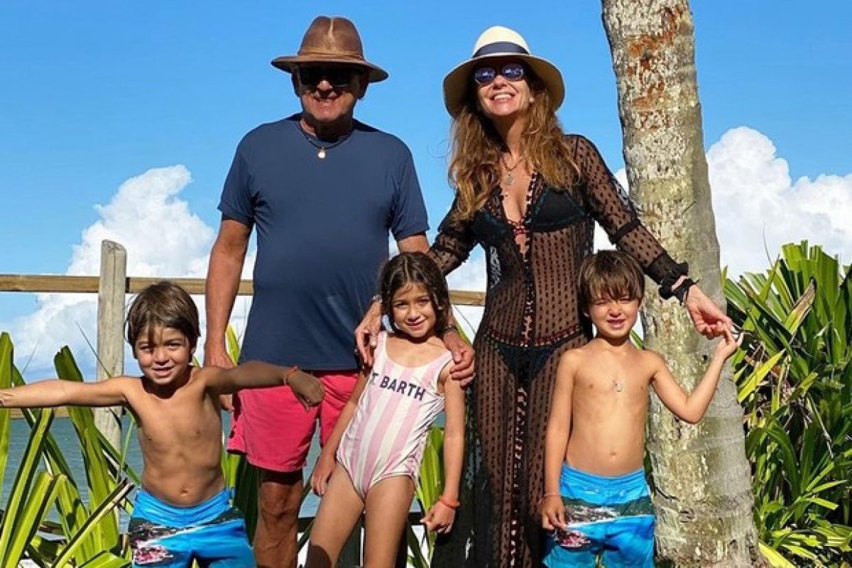 Galvão Bueno curte Trancoso com a família