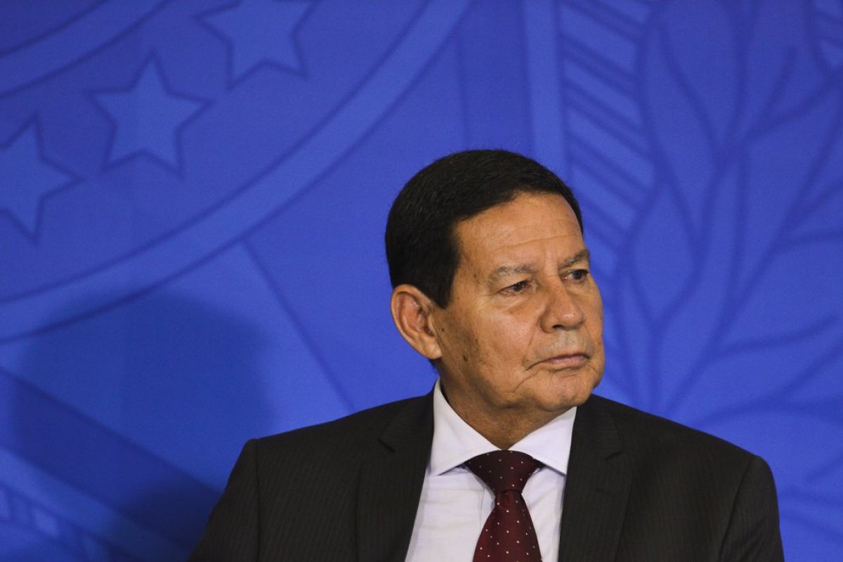 'Segue o baile, aguardemos', diz Mourão sobre operação da PF contra Ricardo Salles