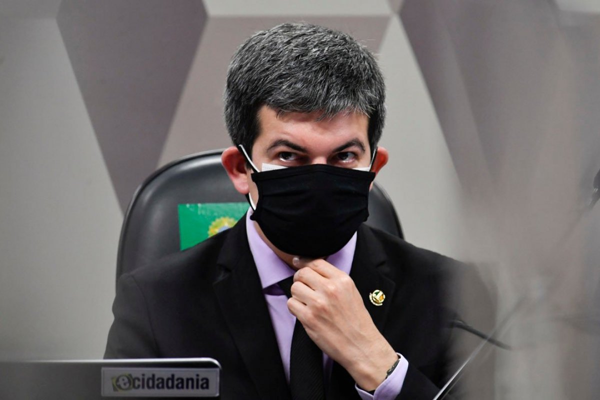 "Utilizou do habeas corpus para proteção do presidente", afirma Randolfe sobre depoimento de Pazuello 