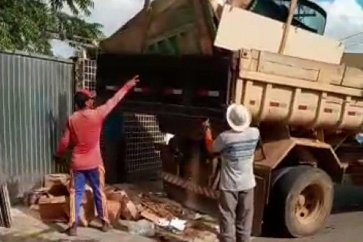 Veja vídeo: prefeito de Cipó joga lixo na porta de moradores da cidade baiana
