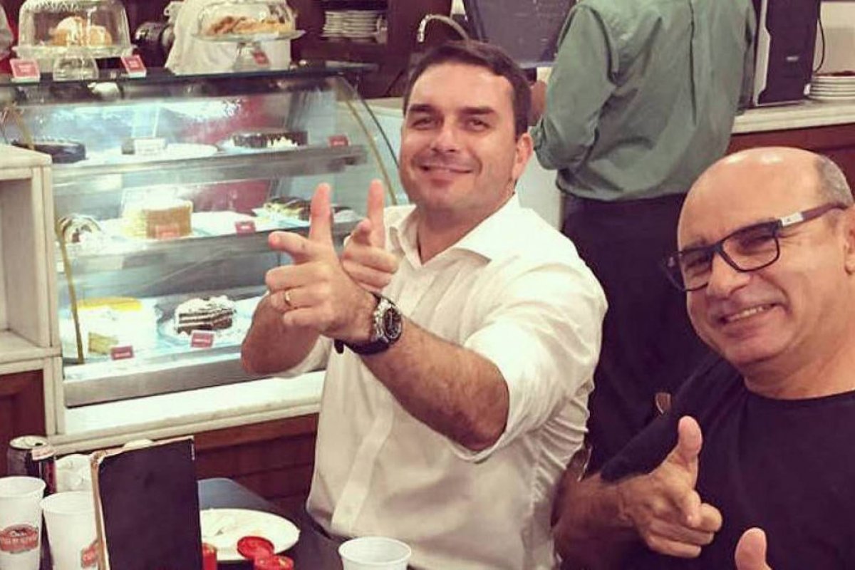 Justiça determina quebra de sigilo bancário entre Flávio Bolsonaro e ex-assessor