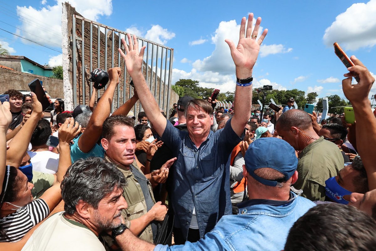 Governo do Maranhão autua Bolsonaro por aglomeração 