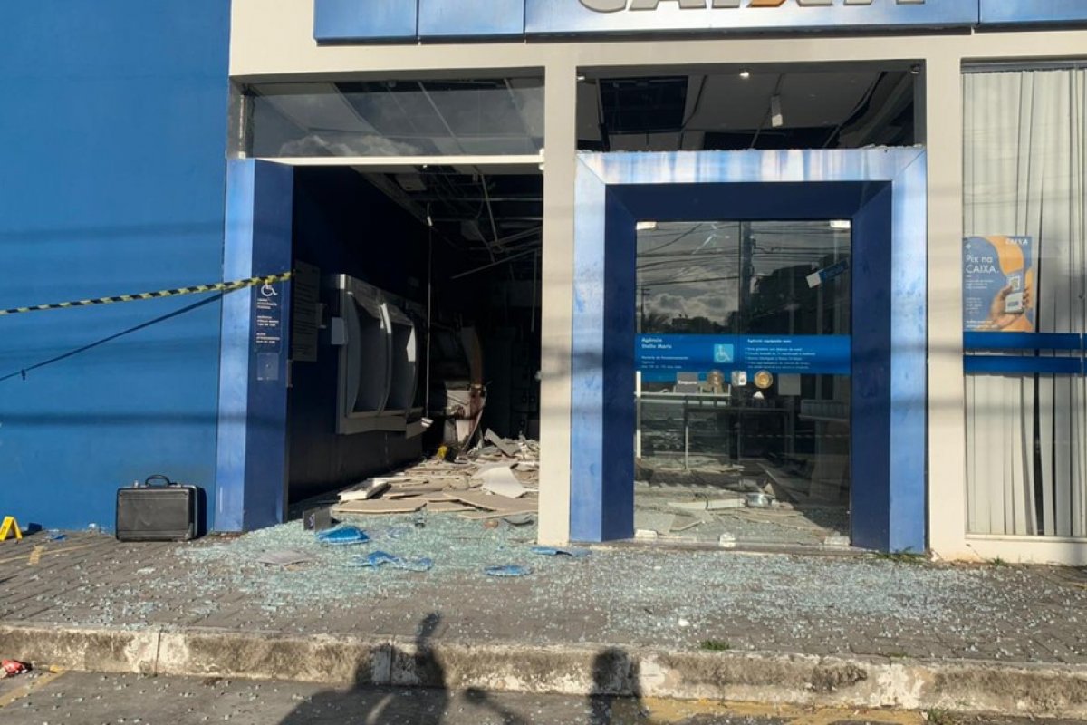 Criminosos usam explosivos em agência bancária no bairro de Stella Maris, em Salvador 