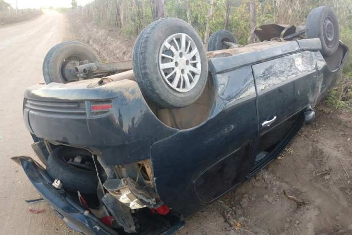 Motorista perde controle e carro capota em Jacobina 