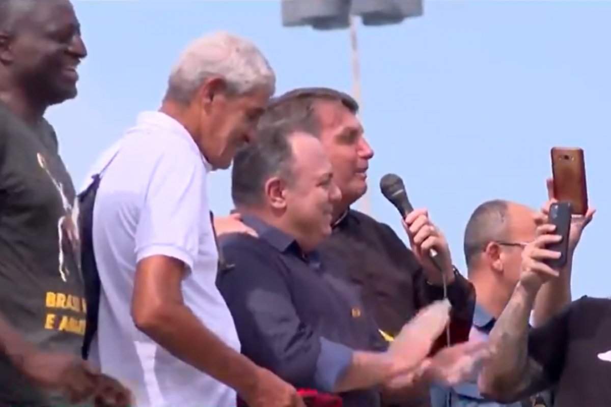 Exército inicia apuração de ida de Pazuello a ato político de Bolsonaro no Rio de Janeiro