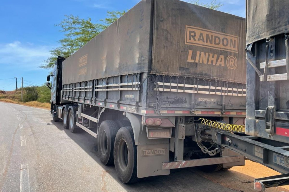 PRF apreende 50 toneladas de farinha de trigo transportadas irregularmente no sudoeste da Bahia