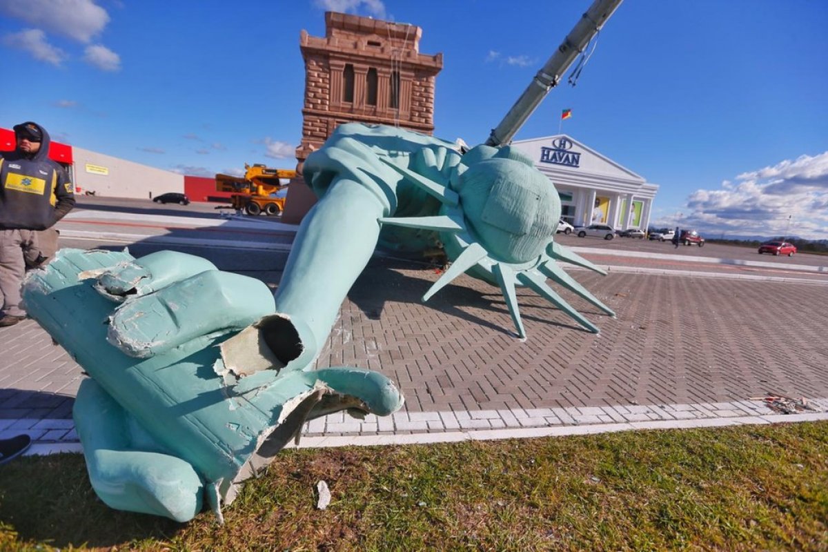 Réplica de Estátua da Liberdade cai Rio Grande do Sul
