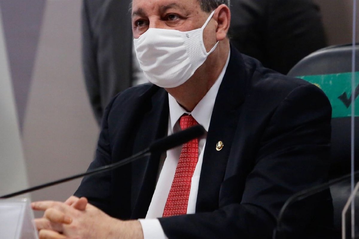 'Bolsonaro, perca seu tempo em salvar vidas: compre vacina', diz Omar Aziz