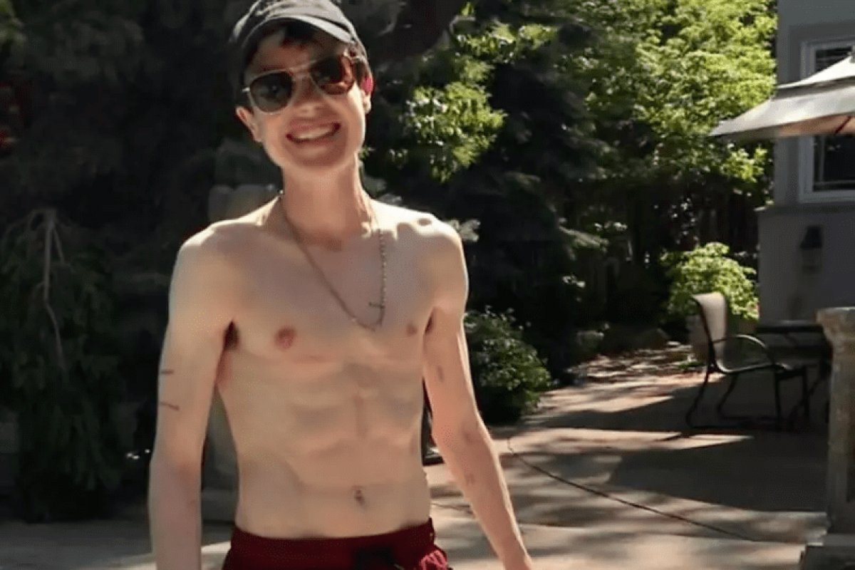 Elliot Page posta primeira foto sem camisa após transição de gênero