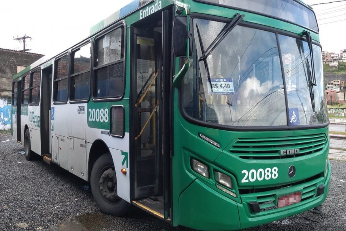 Trio armado assalta ônibus em Salvador e leva pertences de passageiros