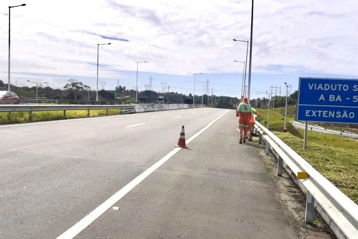 Motorista perde controle de carreta e capota na BA-526