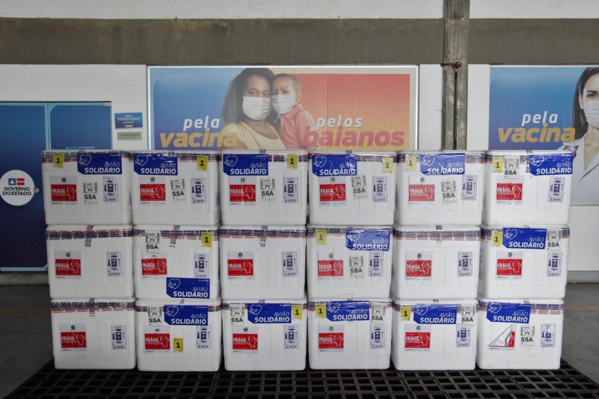 Bahia recebe lote com 351.750 mil doses da vacina AstraZeneca/Fiocruz enviado pelo Governo Federal