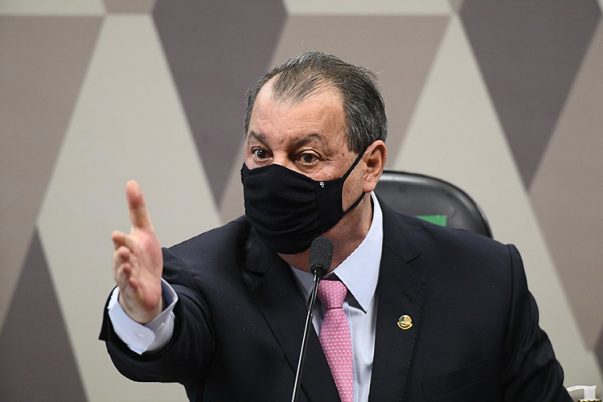 Omar Aziz chama Eduardo Girão de 'oportunista' na CPI da Covid
