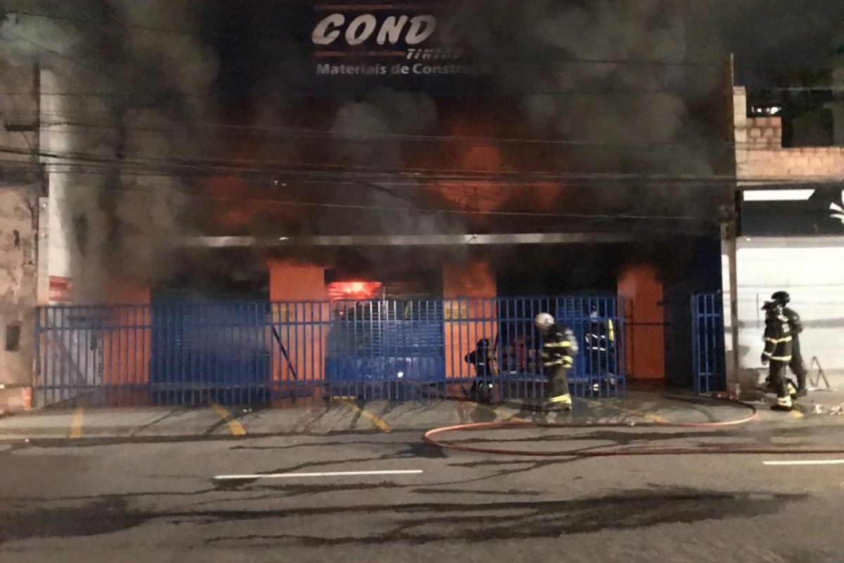 Incêndio atinge loja que vende tintas no bairro da Barra, em Salvador