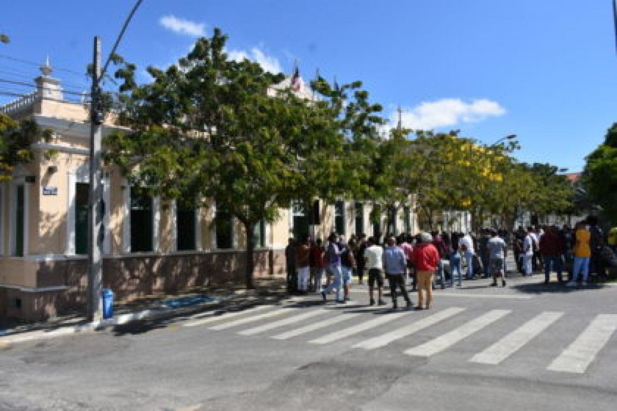 Moradores de comunidades fazem manifestação na frente da Prefeitura de Vitória da Conquista