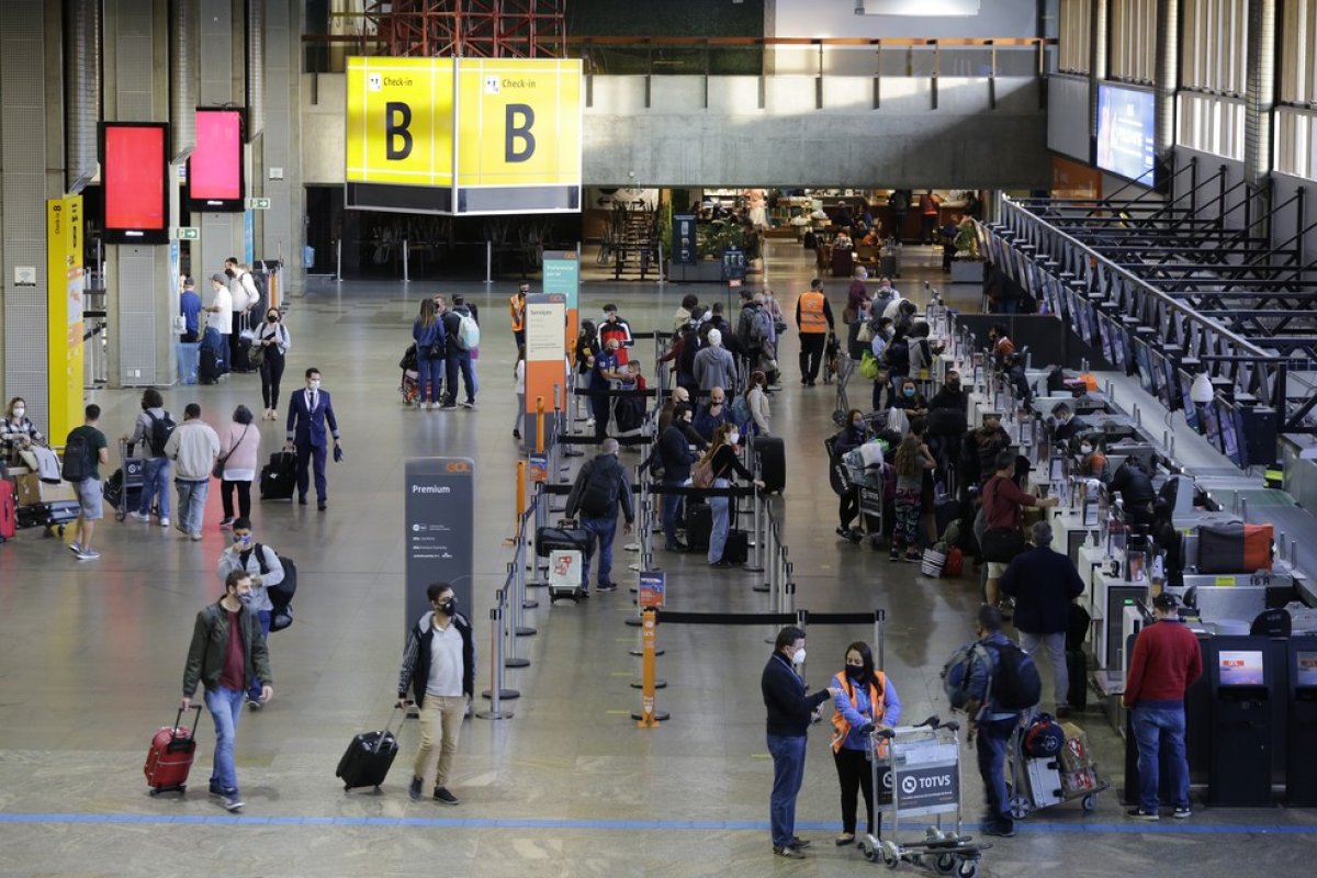 Governo de SP culpa Anvisa por caso de passageiro infectado com variante indiana