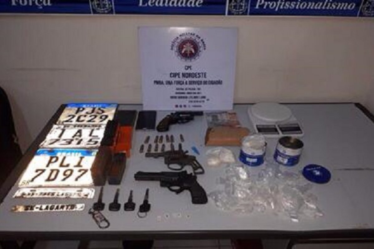 Homem é preso com moto roubada, armas e drogas no interior da Bahia