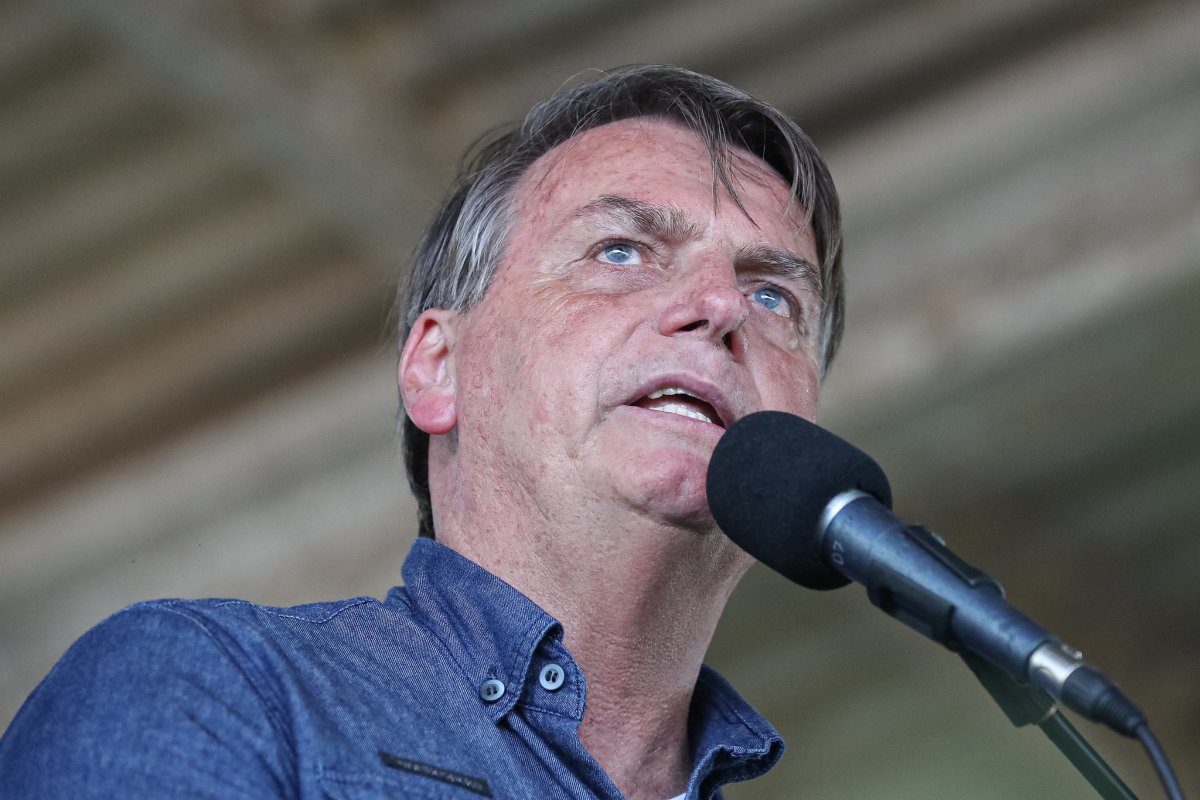 Bolsonaro aciona STF contra lockdown e toque de recolher em estados