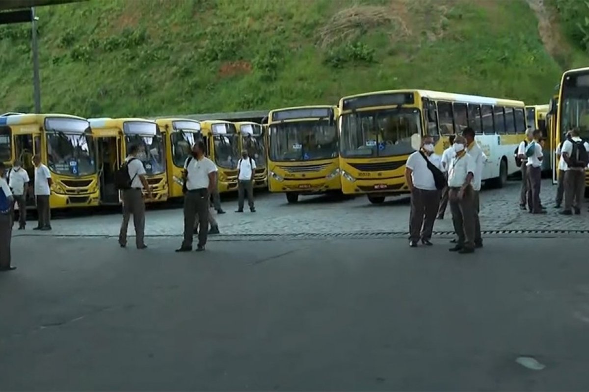 Salvador acorda sem ônibus nesta sexta-feira (28); rodoviários se reúnem para tentar consenso