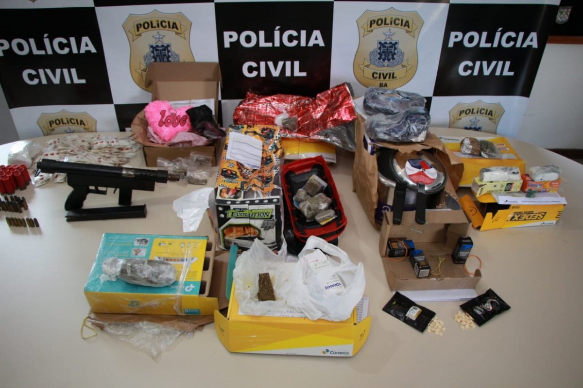 Drogas, munições e uma submetralhadora são encontradas dentro de embalagens dos Correios