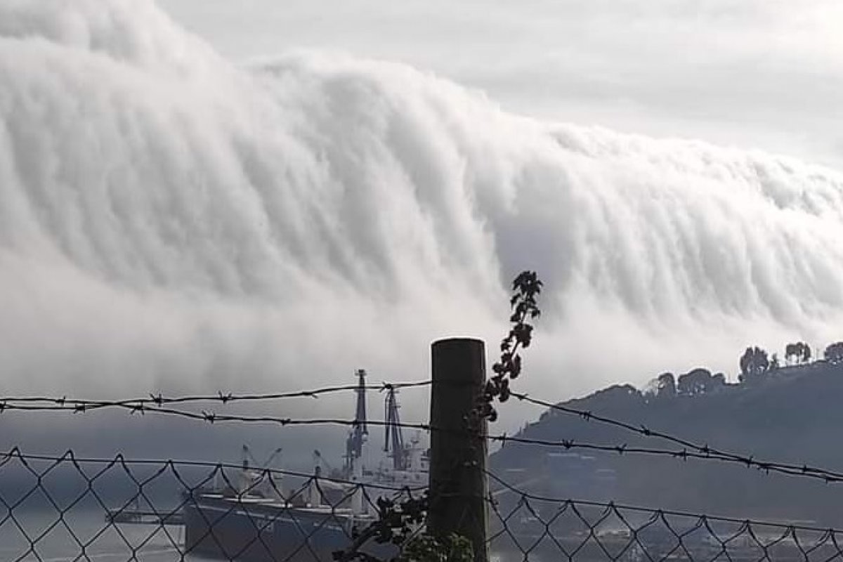 Vídeo: "onda" de nuvem avança sobre costa do Chile e assusta moradores