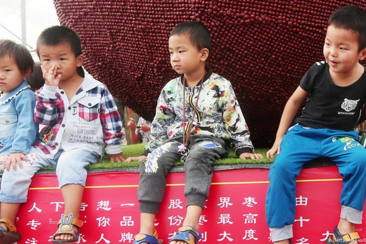 China afirma que vai permitir que cada casal tenha até três filhos